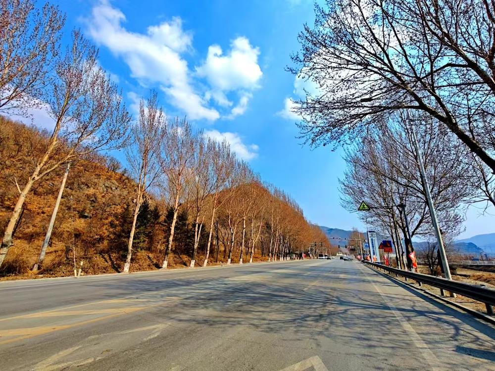 明山区全力整治旅游公路沿线环境 扮靓出行风景线